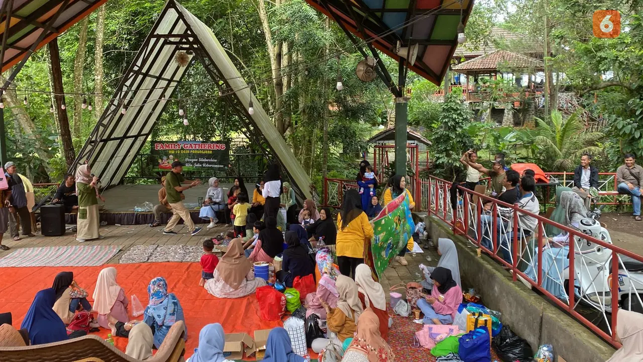 Wisatawan menggelar papajar di Aku Cantik Villa Sukabumi (Liputan6.com/Fira Syahrin).Wisatawan menggelar papajar di Aku Cantik Villa Sukabumi (Liputan6.com/Fira Syahrin).