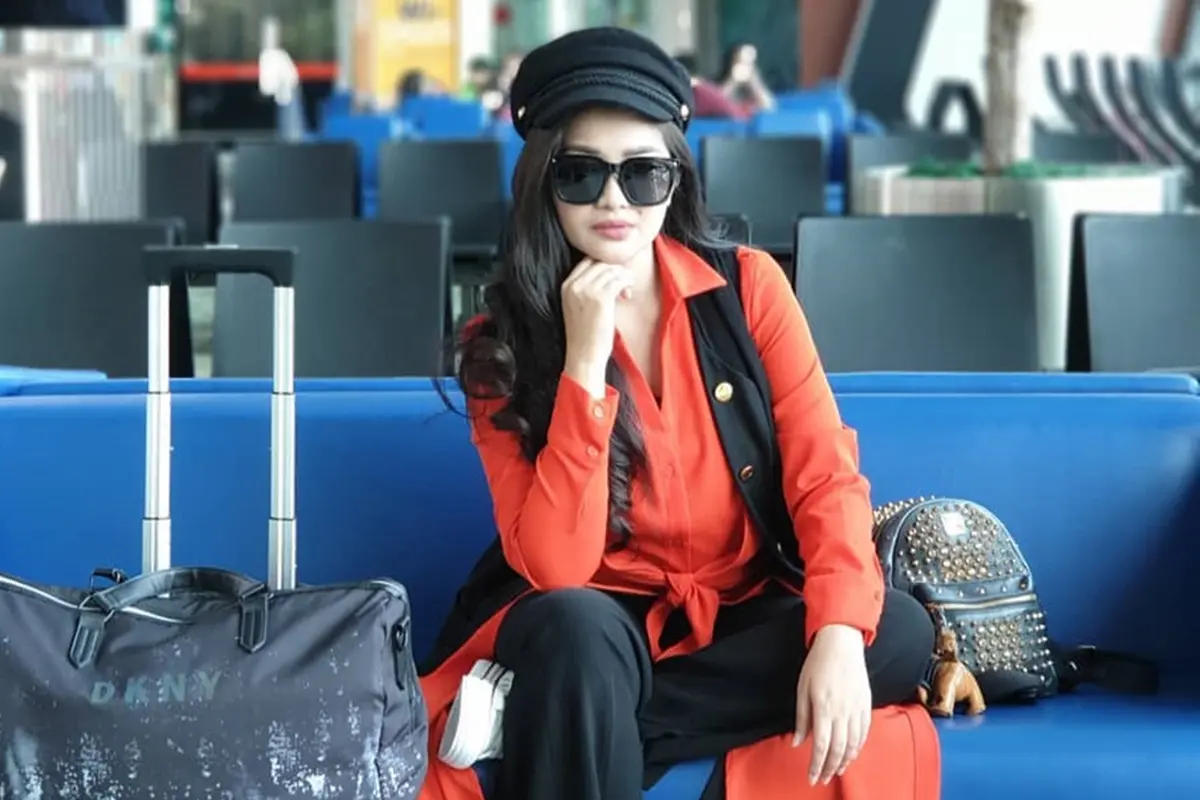 Potret Cantik Fitri Carlina Saat Memakai Topi