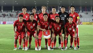 Starting XI pemain Timnas Indonesia U-23 memasuki lapangan pertandingan dalam laga uji coba melawan India di Stadion Madya, Senayan, Jakarta, Jumat (10/10/2025). (Bola.com/Muhammad Iqbal Ichsan)