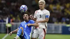Gelandang Isrel Oscar Gloukh berebut bola dengan bek Jepang Ryuya Nishio pada matchday terakhir Grup D sepak bola Olimpiade Paris 2024 di stadion stade de la Beaujoire, Rabu (31/7/2024). (AP Photo/Jeremias Gonzalez)
