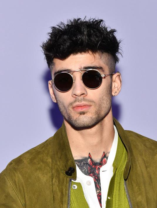 Penyanyi Zayn Malik saat menghadiri New York Fashion Week, AS, 8 Februari 2018. Zayn masuk dalam daftar 100 pria tertampan di dunia bersaing dengan pebulu tangkis Indonesia, Jonatan Christie. (DIA DIPASUPIL / GETTY IMAGES NORTH AMERICA / AFP)