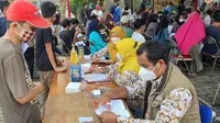 Warga Kecamatan Bojongsari mendatangi kantor Kecamatan Bojongsari untuk mendapatkan vaksin Pfizer. (Liputan6.com/Dicky Agung Prihanto)