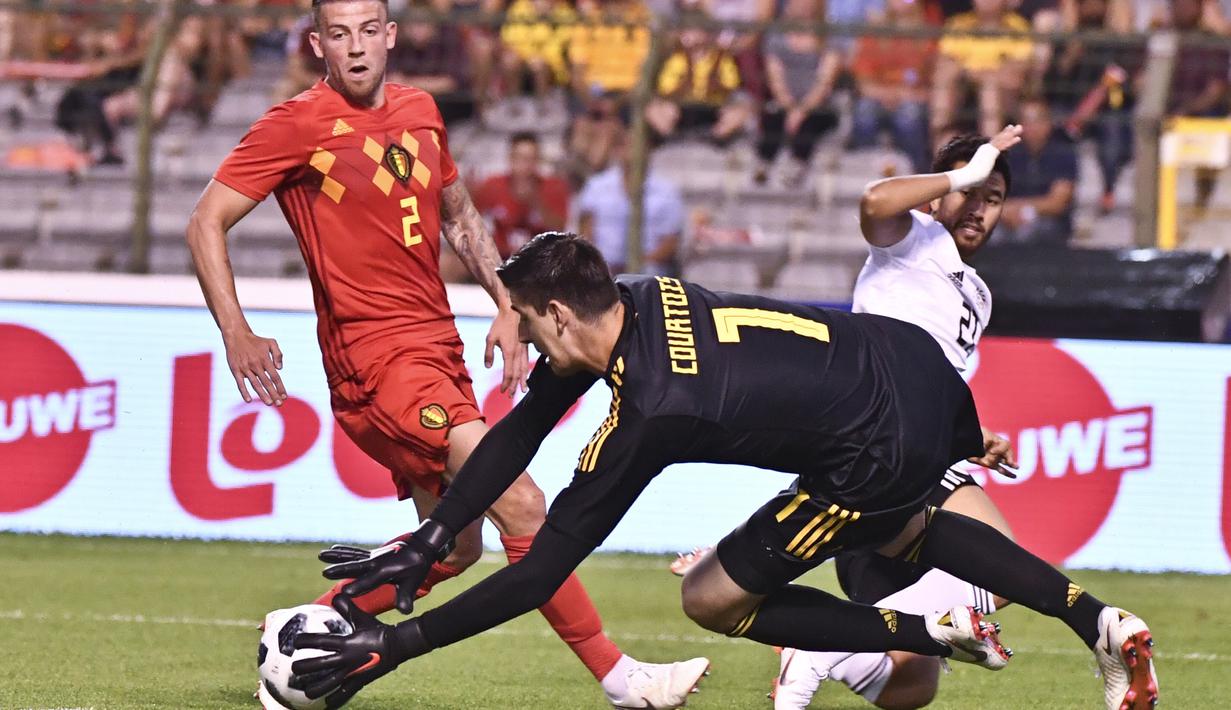 Kiper Belgia, Thibaut Courtois mengamankan bola sepakan pemain Mesir, Trezeguet pada laga uji coba di King Baudouin stadium, Brussels, (6/6/2018) waktu setempat. Belgia menang 3-0.(AP/Geert Vanden Wijngaert)