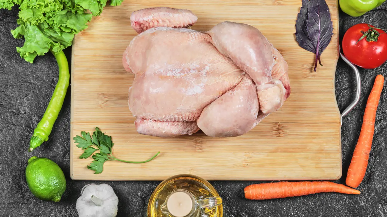 Tips Membersihkan Daging Ayam agar Bebas Bau Amis dan Sisa Darah