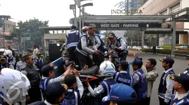 Petugas Dishub, mengangkut sepeda motor yang nekat parkir liar di kawasan Tanah Abang, Jakarta, Jumat (12/6/2015). Razia gabungan Dishub, Garnisun dan Satlantas bertujuan untuk mengantisipasi arus lalu lintas yang kerap macet. (Liputan6.com/Johan Tallo)