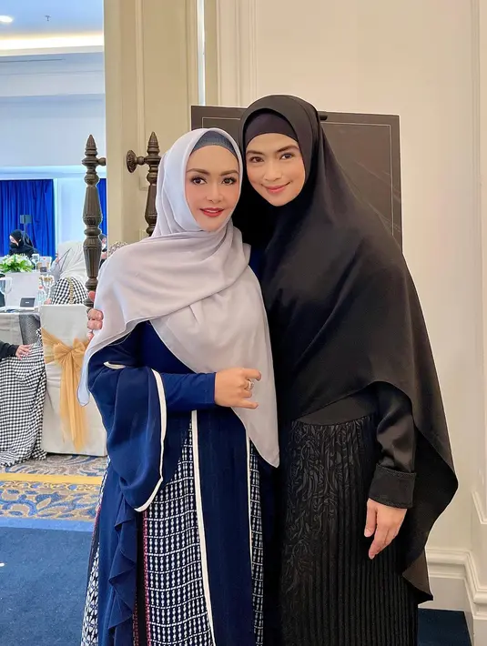 Artis Yulia Rachman menjalani kehidupan barunya setelah menikah dan berhijrah. (Instagram @eddiesadellia)