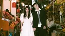 Anti mainstream, pasangan Julian Jacob dan Mirriam Eka melakoni sesi prewedding di pasar. Keduanya pun kompak kenakan busana pengantin disertai konsep vintage. [Instagram].