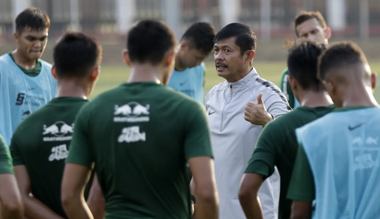 Pelatih Timnas Indonesia U-23, Indra Sjafri, saat latihan jelang SEA Games 2019 di Lapangan ABC, Senayan, Jakarta, Kamis (3/10). Latihan kali ini Timnas fokus dalam memperbaiki taktik dalam bertahan. (Bola.com/M Iqbal Ichsan)