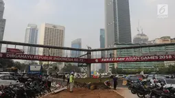 Jembatan penyeberangan orang (JPO) terlihat menghalangi pemadangan Patung Selamat Datang di tengah Bundaran HI.Jakarta, Selasa (24/7). JPO tersebut akan dibongkar untuk mempercantik pemandangan saat Asian Games. (Liputan6.com/Arya Manggala)