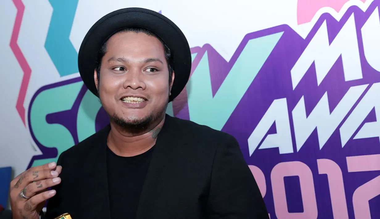 Menurut Virgoun, selagi ia dan istri masih terbilang muda dan masih bisa mengurus serta membesarkan anaknya, karena ia berpikir mengurus anak bukanlah hal yang mudah.  (Deki Prayoga/Bintang.com)