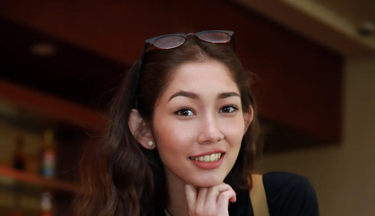 Saat ditemui di kawasan Epicentrum, Jakarta Selatan, Kamis (12/11/2015), wanita berambut panjang ini mengaku dirinya mendapat banyak pengalaman ketika menjalani proses syuting film garapan sutradara Herdanius Lorabu ini. (Deki Prayoga/Bintang.com)