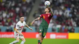 Gelandang Portugal Otavio melakukan sundulan saat menghadapi Swiss dalam laga 16 besar Piala Dunia 2022 di Stadion Lusail Iconic, Rabu (7/12/2022) dini hari WIB. Timnas Portugal sukses membungkam Timnas Swiss dengan skor 6-1. (AP Photo/Natacha Pisarenko)