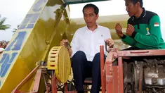 Presiden Jokowi mencoba mengoperasikan mesin panen padi buatan warga setempat di Kabupaten Pinrang, Sulawesi Selatan, Rabu (5/11/2014). (Rumgapres/Agus Suparto)