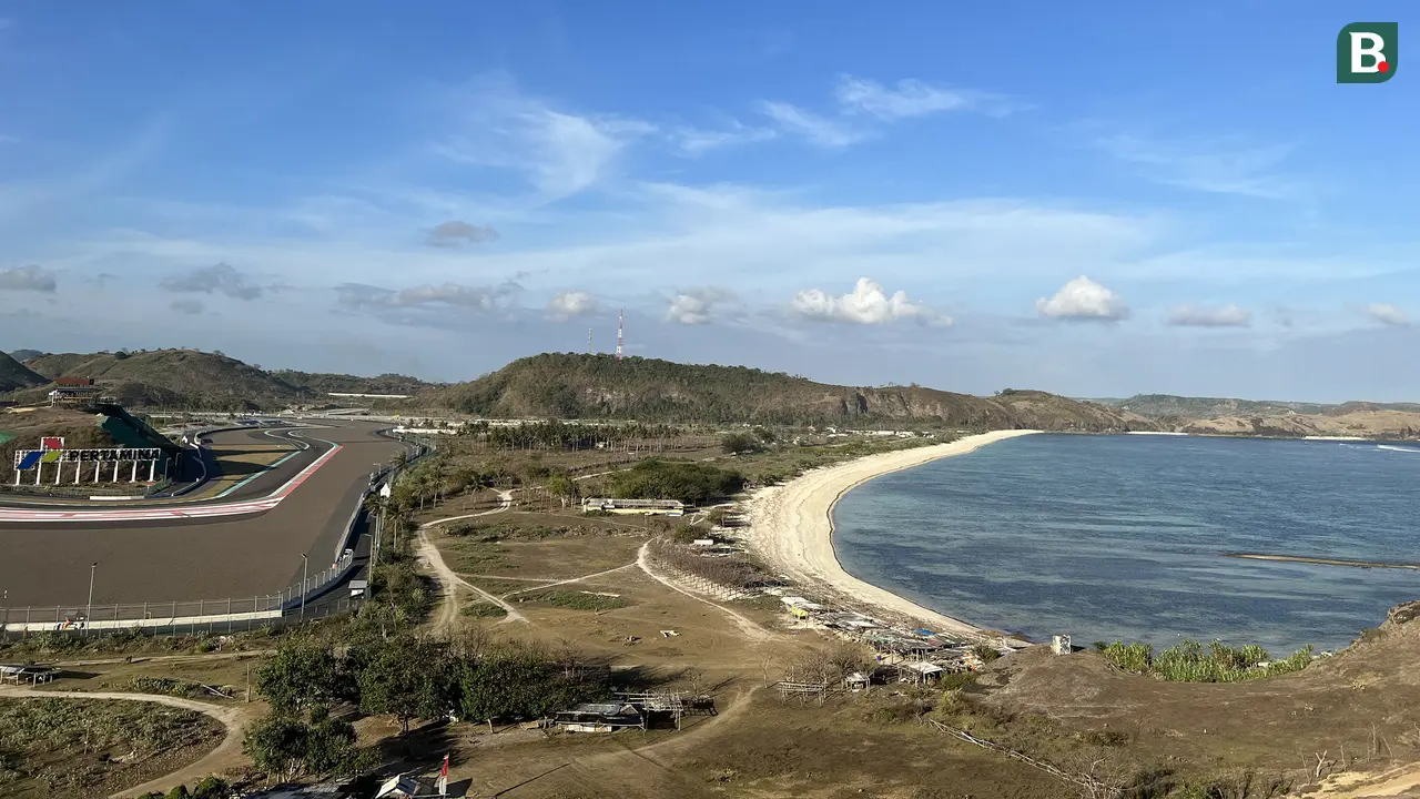 Foto: Menikmati Keindahan Sirkuit Mandalika yang Berpadu dengan Pantai Pesisir Selatan Pulau Lombok dari Atas Bukit Seger