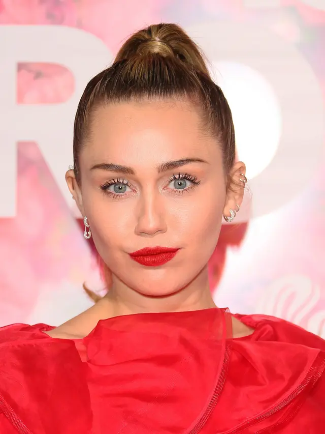 Miley Cyrus Tampil Memesona di Pemutaran Film Isn't It Romantic