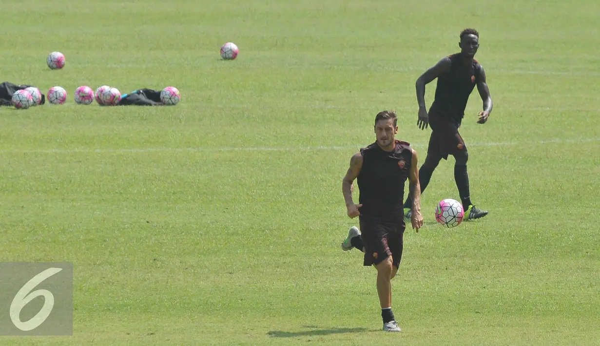 Penyerang AS Roma, Francesco Totti berusaha mengejar bola saat sesi latihan di Gelora Bung Karno (GBK), Jakarta, Sabtu (25/7/15). Tim berjuluk Giallorossi akan menggelar pertandingan intern antara skuadnya. (Liputan6.com/Herman Zakharia)