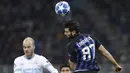 Gelandang Inter Milan, Antonio Candreva, duel udara dengan pemain PSV Eindhoven, Jorrit Hendrix, pada laga Liga Champions di Stadion San Siro, Italia, Selasa (11/12). Kedua tim bermain imbang 1-1. (AP/Luca Bruno)