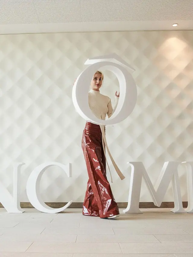 Gaya Smart Look Emma Chamberlain yang Jadi Wajah Baru Lancome