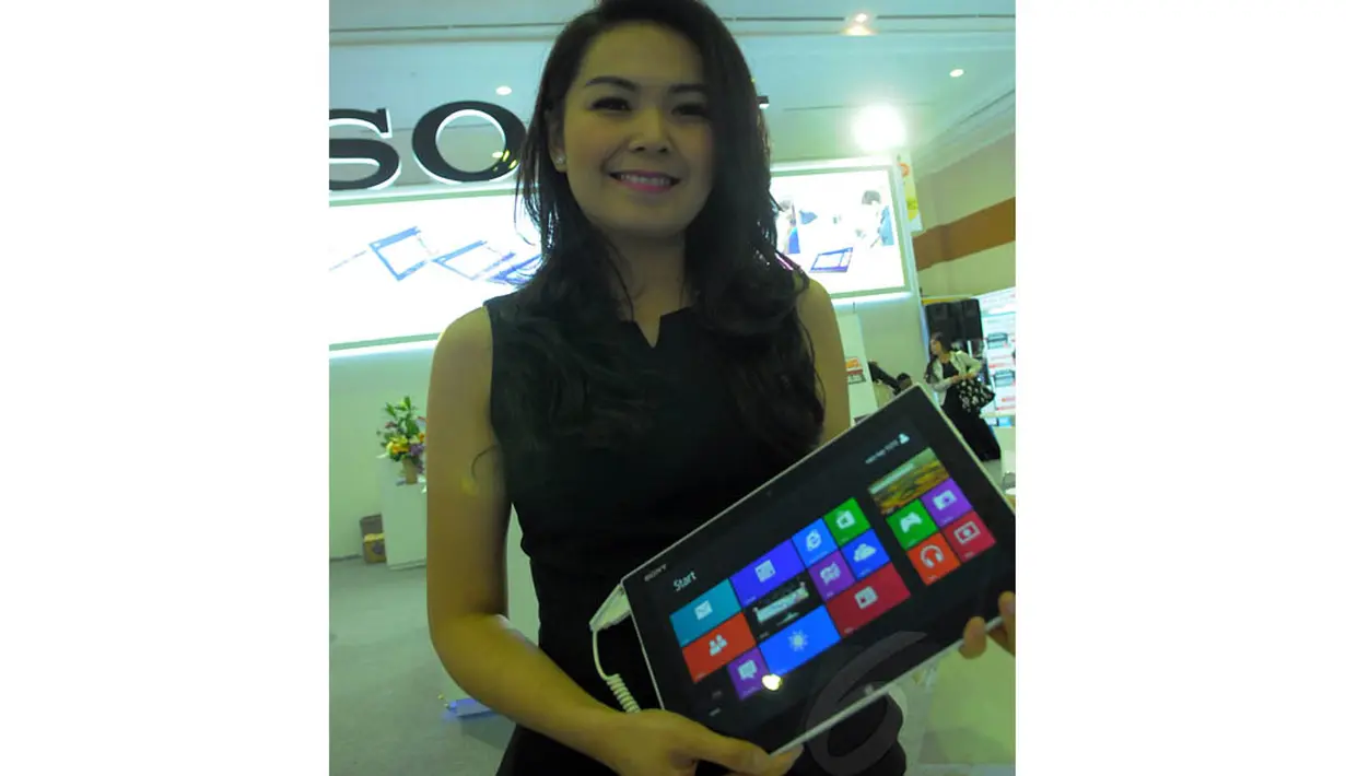 Pameran ICS 2014 merupakan waktu yang tepat untuk bisa berburu gadget dengan harga hemat, Jakarta, Kamis (5/6/14). (Liputan6.com/Faisal R Syam)