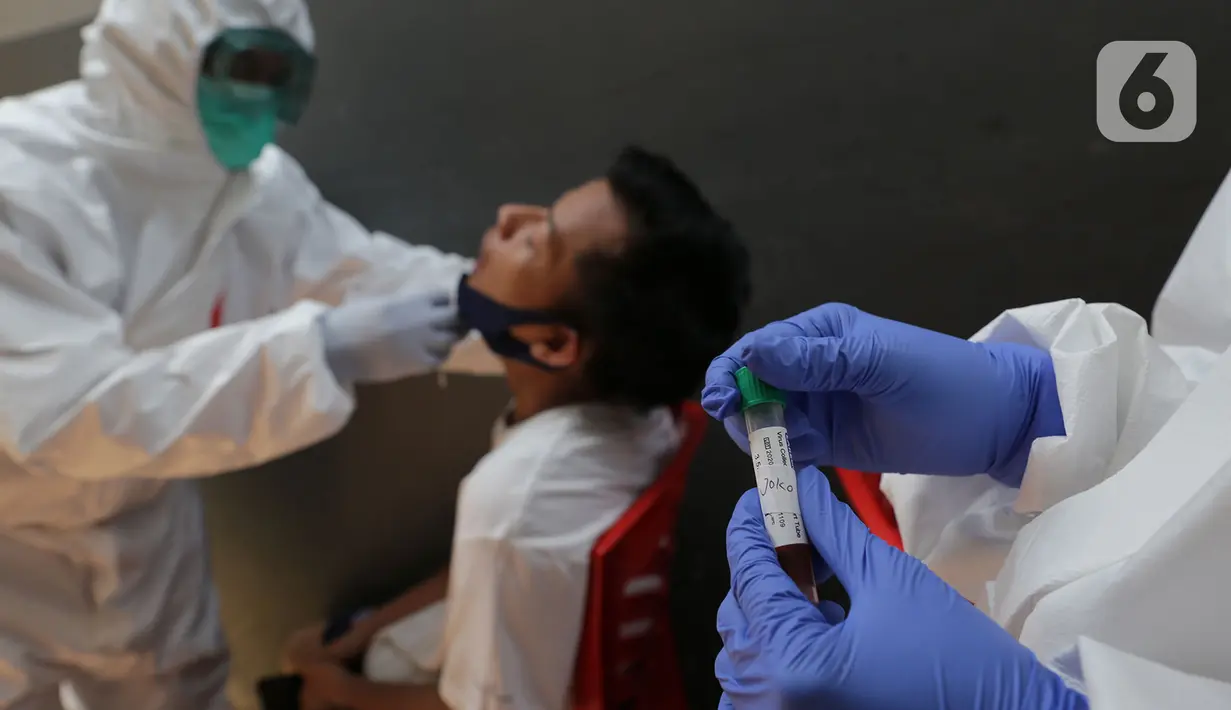 Salah satu sampel saat Swab Test COVID 19 yang digelar secara “door to door” bagi warga pendatang di Kawasan kampung Tengah, Kramat Jati, Jakarta, Jumat (12/6/2020). Tes Swab dengan mendatangi rumah tersebut untuk mencegah penyebaran pandemi Covid-19 di masa PSBB transisi. (merdeka.com/Imam Buhori)