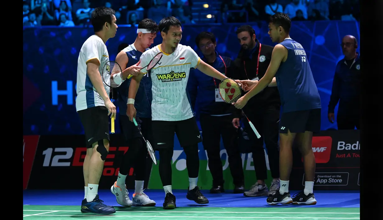 Namun Mohammad Ahsan (kedua kiri) dibantu pasangannya Hendra Setiawan (kiri) memilih untuk bangkit dan tetap melanjutkan pertandingan dalam keadaan tertinggal 14-19 dari Fajar Alfian/Muhammad Rian Ardianto. (AFP/Oli Scarff)