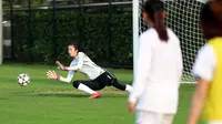 Kiper timnas China, Zhao Lina berusaha menangkap bola saat mengikuti sesi latihan di Shanghai (15/5). Zhao Lina adalah wajah dari sepakbola wanita di China, kehadirannya membuat sebagian wanita tidak ingin menjadi model. (AFP Photo/China Out)