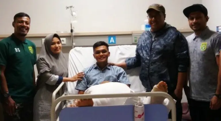 Bek Timnas Indonesia U-19, Rachmat Irianto, ditemani kerabat saat menjalani pemulihan di rumah sakit. (Bola.com/Zaidan Nazarul)