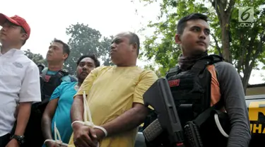 Dua pelaku pengeroyokan dan penganiayaan ahli informasi teknologi (IT) Hermansyah saat digiring ke Polda Metro Jaya, Jakarta (12/7). Dua pelaku tersebut berhasil ditangkap oleh Tim Jaguar Polresta Depok di kawasan Depok. (Liputan6.com/Pool)