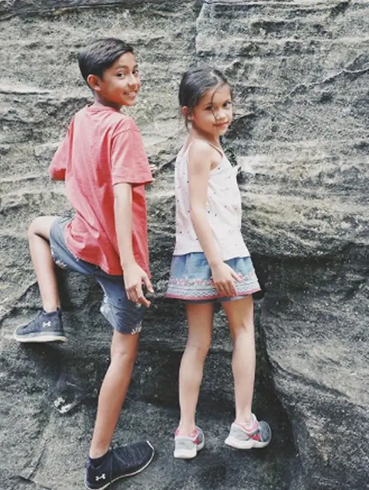 Melihat kedua buah hatinya akur, Nana Mirdad dan Adrew White merasa sangat senang. (Liputan6.com/IG/nanamirdad_)