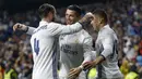 Pemain Real Madrid, Cristiano Ronaldo (tengah) merayakan gol yang dicetaknya ke gawang Real Sociedad pada laga La Lga Spanyol di Santiago Bernabeu stadium, Madrid (29/1/2017). Madrid menang 3-0. (AP/Francisco Seco)