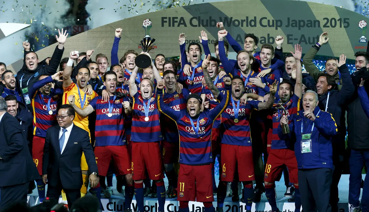 Pemain Barcelona berselebrasi mengangkat trofi Piala Dunia Antarklub usai menundukkan River Plate 3-0, dalam pertandingan di Stadion Internasional Yokohama, Jepang, Minggu (20/12). Barca menaklukan River Plate 3-0. (Reuters/Thomas PeterLivepic)