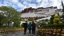 Para pengunjung menuju Istana Potala di Lhasa, ibu kota Daerah Otonom Tibet, China barat daya (3/6/2020). (Xinhua/Chogo)