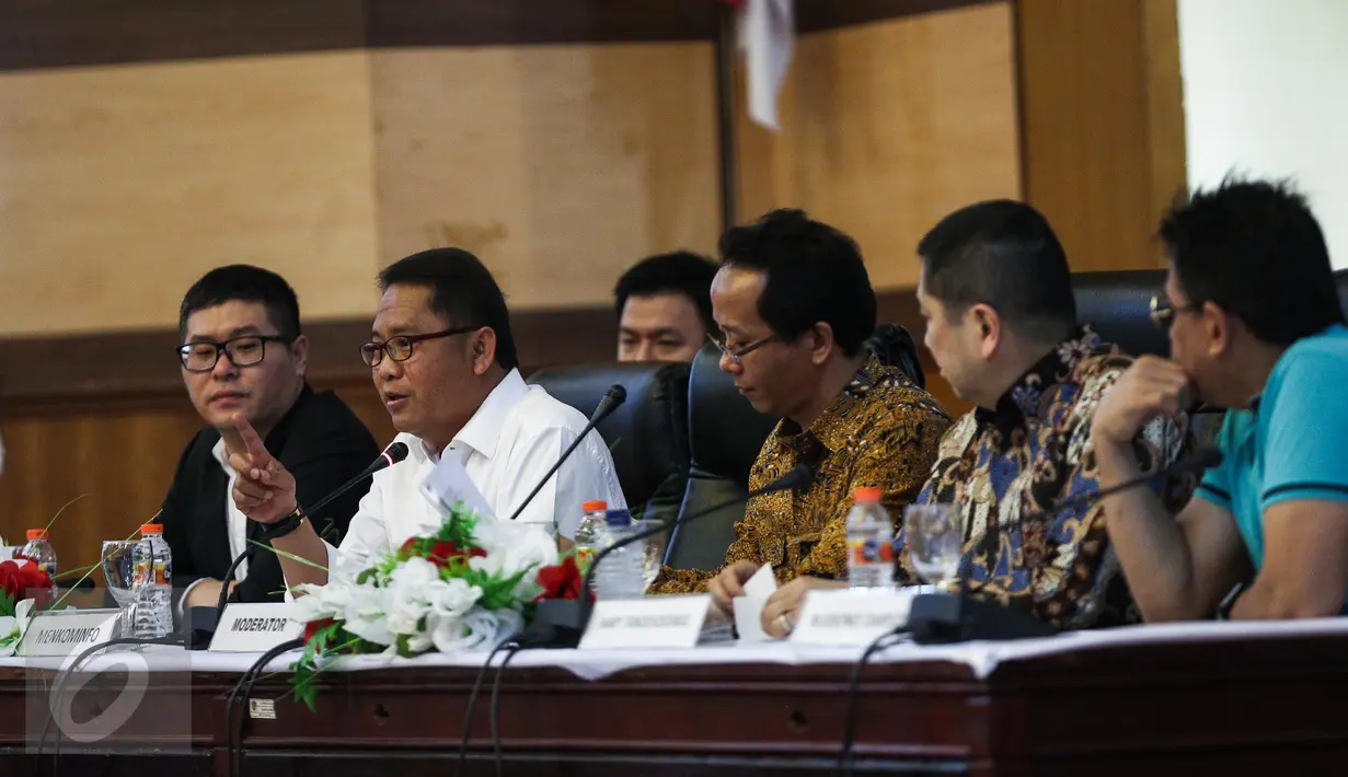 Menkominfo Rudiantara (kedua kiri) menyampaikan paparan saat menjadi pembicara dalam Konvensi Nasional Media di Ambon, Rabu (8/2/). Acara ini merupakan rangkaian dari peringatan Hari Pers Nasional 2017. (Liputan6.com/Faizal Fanani)