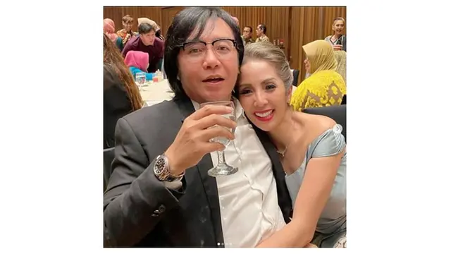 7 Potret Mesra Ari Lasso dan Istri, Setia Menemani Lawan Kanker