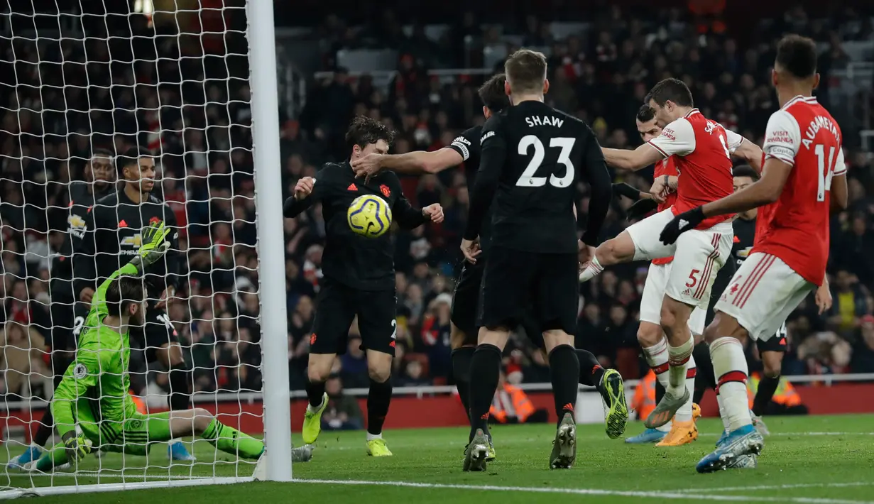 Pemain Arsenal Sokratis Papastathopoulos (kedua kanan) saat mencetak gol ke gawang Manchester United pada pertandingan lanjutan Liga Inggris di Emirates Stadium, London, Rabu (1/1/2020). Arsenal menang 2-0. (AP Photo/Matt Dunham)