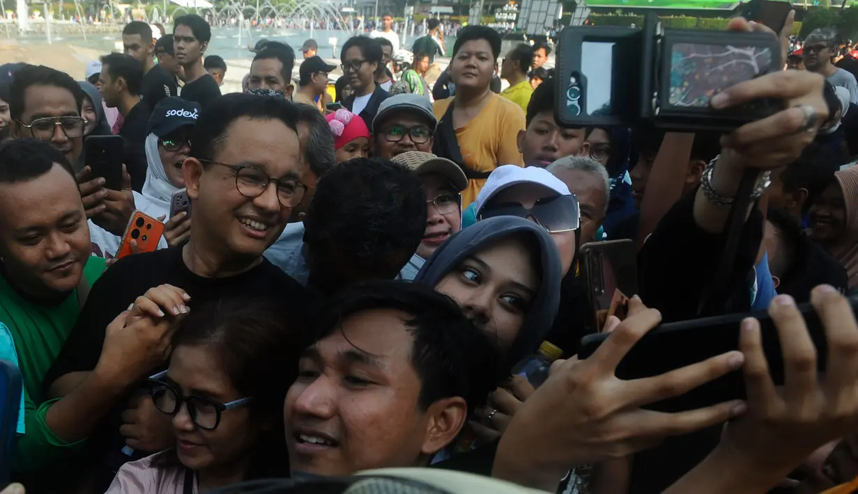 Warga terlihat antusias menyapa Gubernur DKI Jakarta periode 2017-2022 tersebut. (merdeka.com/Arie Basuki)