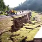 Jalan utama Kabupaten Kuningan ke Cirebon di Desa Waled Asem, Kecamatan Waled, Kabupaten Cirebon, longsor pada Minggu (22/4/2017) sore. (Liputan6.com/Panji Prayitno)