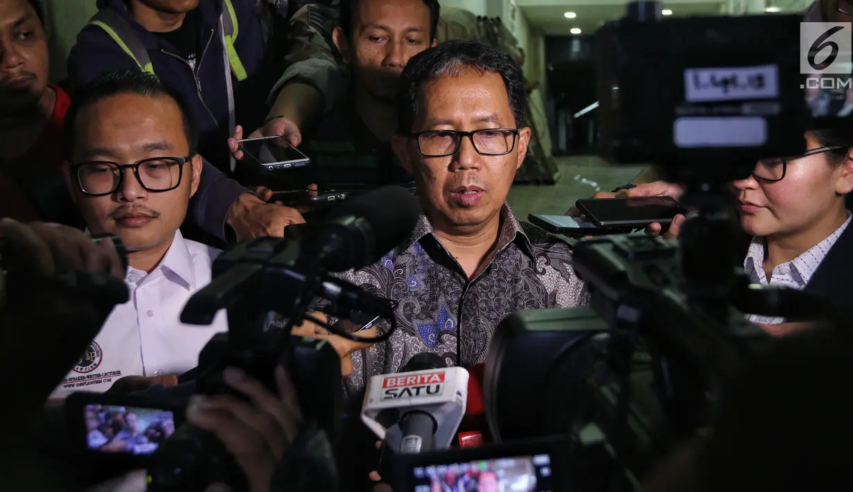 Plt Ketua Umum PSSI Joko Driyono memberi keterangan pers usai diperiksa di Mapolda Metro Jaya, Jakarta, Kamis (24/1). Joko Driyono diperiksa oleh penyidik Satgas Antimafia Bola Polri selama 11 jam. (Liputan6.com/Johan Tallo)