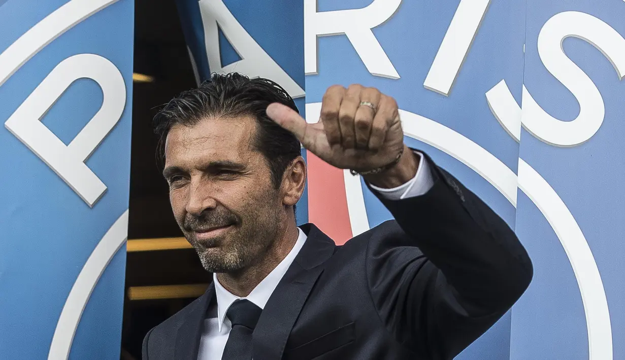 Kiper anyar Paris Saint-Germain (PSG), Gianluigi Buffon, menyapa fans saat tiba di Stadion Parc des Princes, Paris, Senin (9/7/2018). PSG resmi perkenalkan Gianluigi Buffon sebagai rekrutan baru. (AP/Jean-Francois Badias)