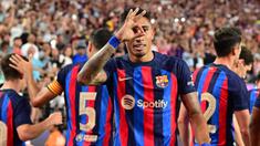 Barcelona berhasil mengalahkan Real Madrid pada laga persahabatan yang berlangsung di Allegiant Stadium, Las Vegas, Amerika Serikat, Minggu (24/07/2022) pagi WIB. Gol semata wayang dari Raphinha di menit ke-27 berhasil membawa Blaugrana menang di pertandingan yang bertajuk El Clasico pertama di musim 2022/2023. (AFP/Frederic J. Brown)