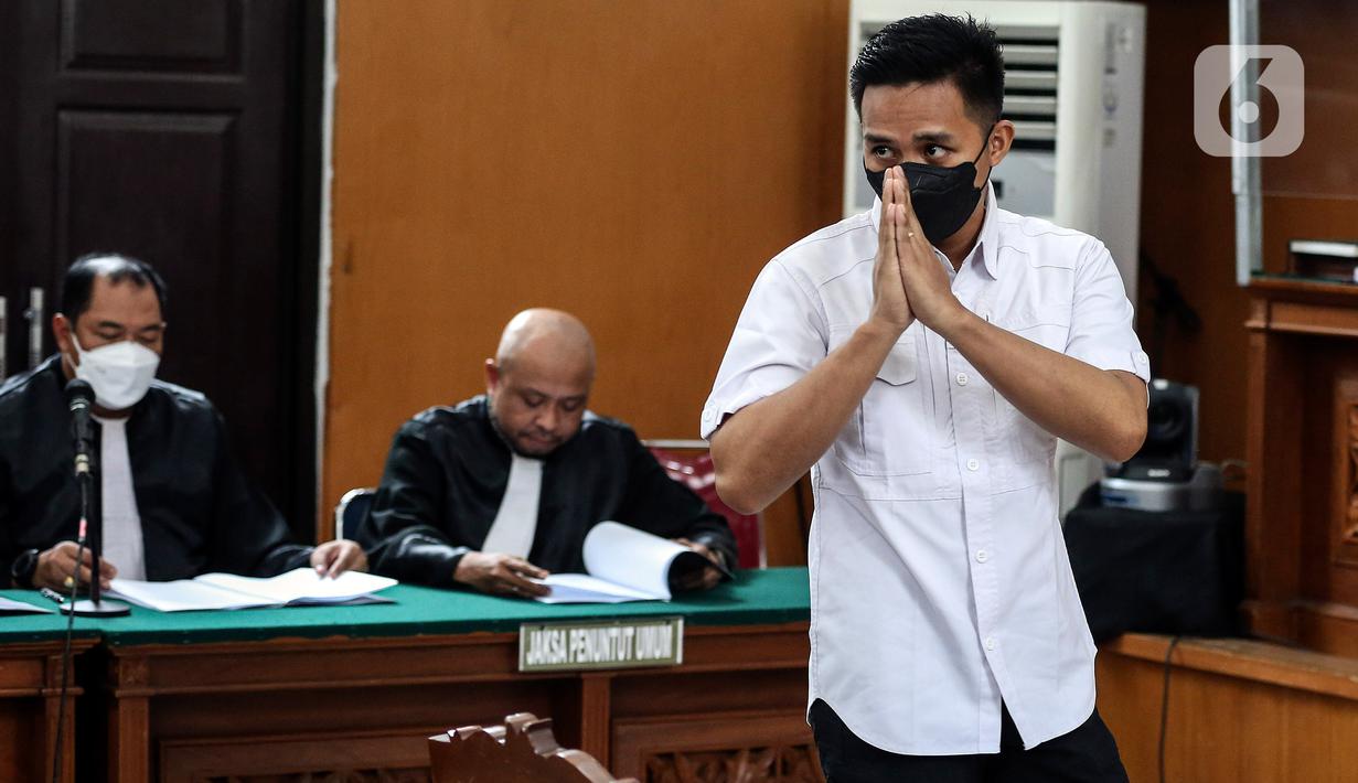 Terdakwa kasus pembunuhan Brigadir Yosua, Richard Eliezer Pudihang Lumiu bersiap menjalani sidang pembacaan replik atau tanggapan Jaksa Penuntut Umum (JPU) di PN Jakarta Selatan, Senin (30/1/2023). Jaksa juga telah mempertimbangkan rekomendasi dari Lembaga Perlindungan Saksi dan Korban (LPSK) dalam menyusun tuntutan terhadap Bharada E.  (Liputan6.com/Johan Tallo)