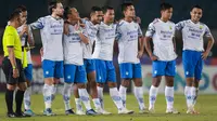 Pemain Persib Bandung menunggu giliran untuk melakukan tendangan penalti saat laga perempat final Piala Presiden 2022 antara Persib Bandung melawan PSS Sleman di Stadion Si Jalak Harupat, Bandung, Jumat (01/07/2022). Persib akhirnya tersingkir dari Piala Presiden karena kalah 2-4 dalam adu penalti. (Bola.com/Bagaskara Lazuardi)