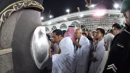 Presiden Joko Widodo mencium hajar aswad saat menunaikan ibadah umrah di Masjidil Haram, Mekkah, Arab Saudi, Senin (15/4). Seperti diketahui, Jokowi yang juga calon pertahana pada Pilpres 2019 ini mengisi masa tenang dengan beribadah umrah. (Liputan6.com/Pool/Biro Pers Setpres)