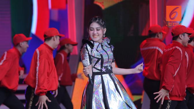 diminta berjoget oleh dewi perssik, via vallen kasihan dengan penonton