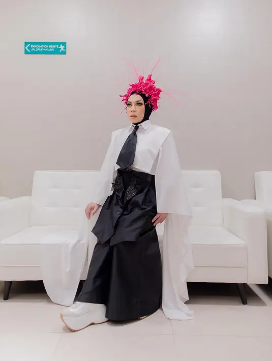 Berbagai kostum unik ia kenakan membuatnya jadi sorotan. Tak terkecuali tubuhnya yang kian langsing berkat diet bariatrik. (Liputan6.com/IG/@melly_goeslaw).