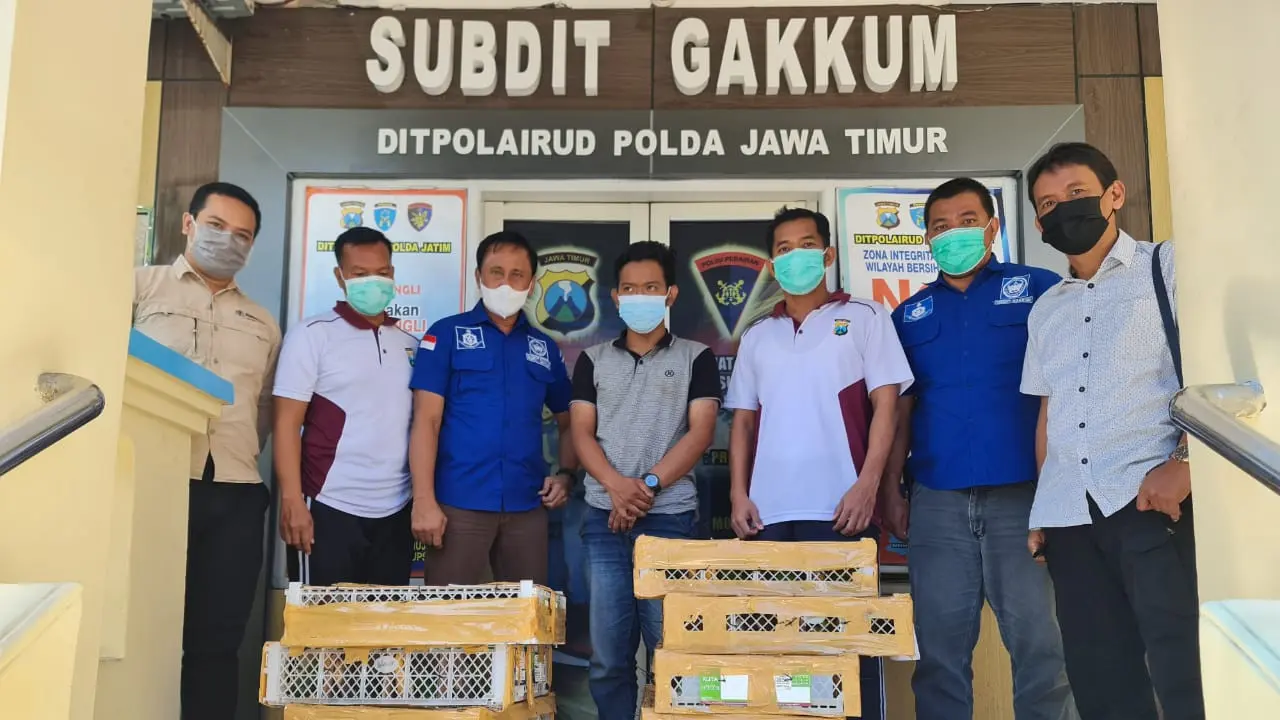 Warga Sidoarjo ditangkap polisi karena menyelundupkan satwa dilindungi. (Dian Kurniawan/Liputan6.com)