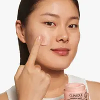 Clinique luncurkan Clinique Moisture Surge 100-Hour Auto-Replenishing Hydrator untuk jaga hidrasi dan kelembapan kulit lebih lama.