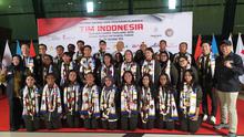 Tim renang Indonesia tiba di Tanah Air setelah menuntaskan perjuangan mereka di SEA Games 2025 Thailand. Rombongan atlet mendarat di Bandara Soekarno-Hatta, Tangerang, Selasa (16/12/2025) malam pukul 19.00 WIB. (Bola.com/Robby Dian)