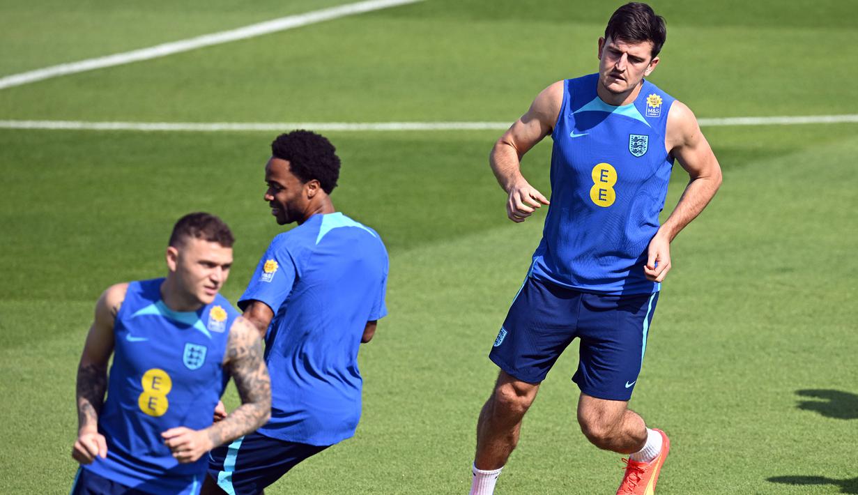 Sejumlah pemain termasuk Harry Maguire dan Kieran Trippier memilih menggunakan baju dengan lengan terbuka pada sesi latihan. (AFP/Paul Ellis)