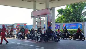 Pengendara mengantre saat membeli BBM di SPBU di Bogor. (Liputan6.com/Achmad Sudarno)